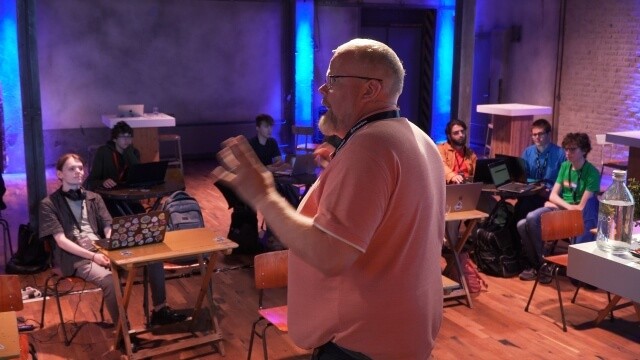 Hilmar Kári Hallbjörnsson geeft les tijdens Drupal in a Day