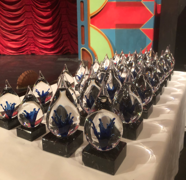 De handgeblazen awards op een rij