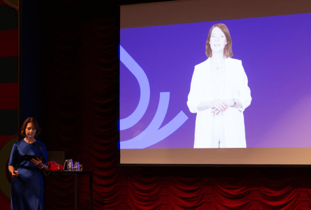 Vivianne Bendermacher en op het scherm haar AI-personage.