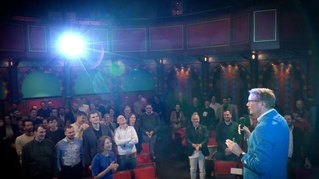 Bert Boerland spreekt de aanwezigen toe