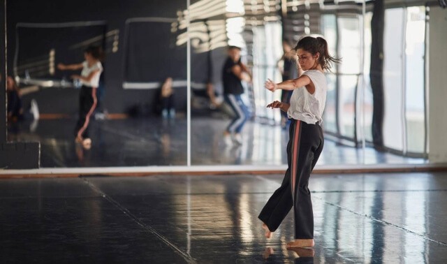 Dansende vrouw in gespiegelde ruimte