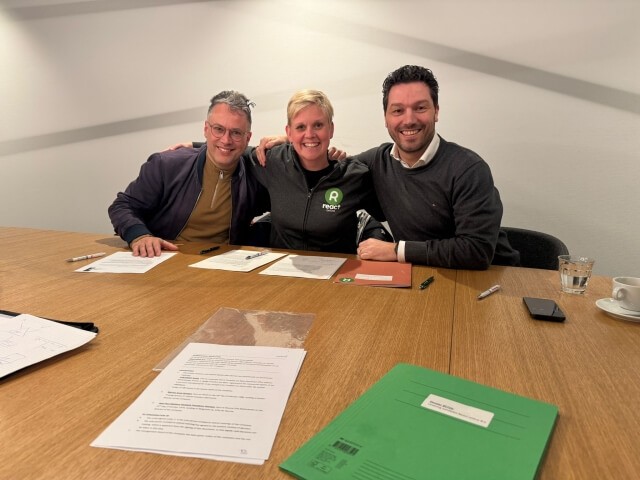 Aan een tafel zitten Imre Gmelig Meijling, CEO React Online, Baddý Sonja Breidert, Managing Director van 1xINTERNET en Jean-Paul Vosmeer, COO React Online
