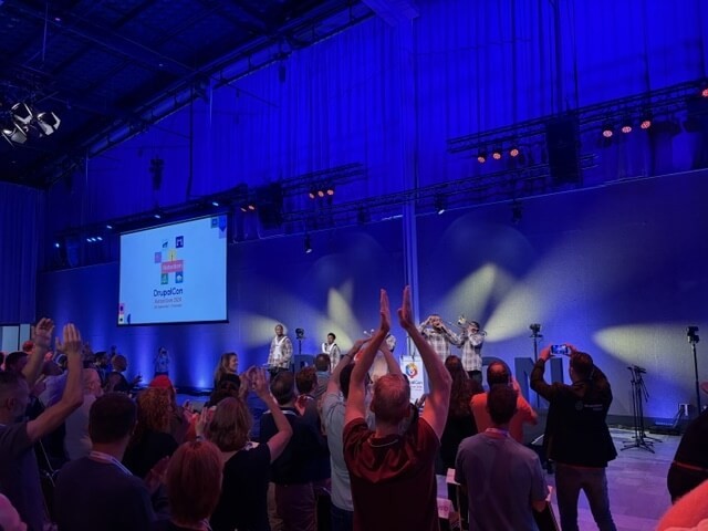Enthousiaste muziekgroep en enthousiast publiek