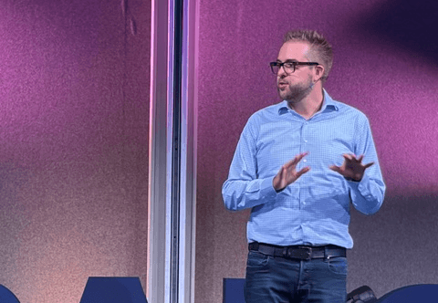 Dries Buytaert op het podium voor de Driesnote