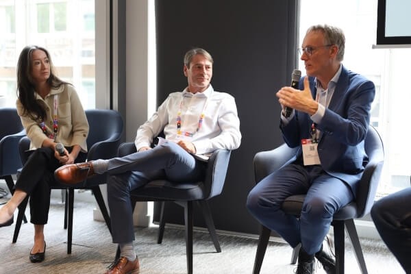 Panel tijdens de Government-summit met Teun van der Vorm (DICTU) (Beeld: Klara Binon)