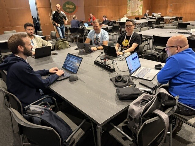 Programmeurs aan de slag in zaal
